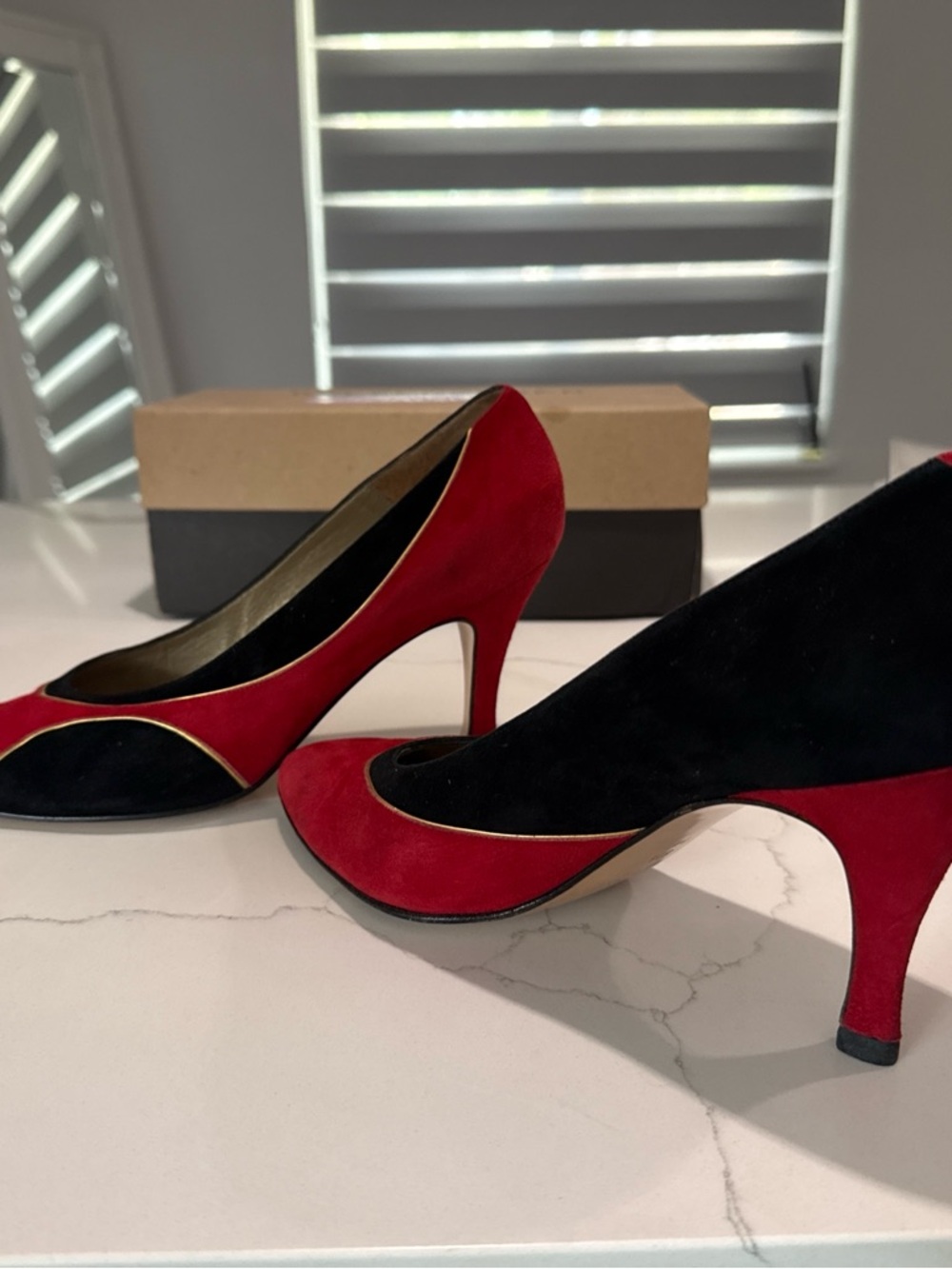 VINTAGE Bally Red and Black Suede Two-Tone Pointed Pumps with Gold Trim - Picture 5 of 8